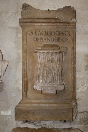 갈리아 나르보넨시스에서 발견된 비문(CIL 13.1029)으로, 가이우스 오타킬리우스가 갈리아 시민들이 자주 배치되었던 트리부스 볼티니아(VOL로 약칭)에 등록된 내용을 기록하고 있다.