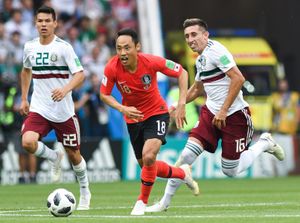 문선민이 대한민국과 멕시코의 FIFA 월드컵 경기에서 공을 몰고 있다.
