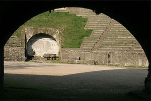동쪽의 기념비적인 입구를 통해 경기장으로 들어가는 모습