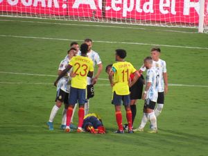2022년 2월 1일 2022 FIFA 월드컵 예선 경기 중 콜롬비아 선수들과 아르헨티나 선수들이 논쟁하고 있다.