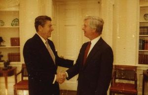 1981년 로널드 레이건 대통령과 함께 있는 코크런