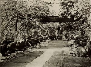 암반(Amban) Ch´ê Ta-jên이 Nar-Bagh의 테라스에서 손님들과 연회하는 모습, 1912