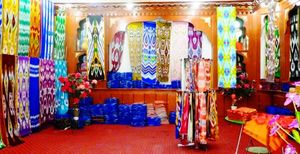 상점에 전시된 호탄산 비단