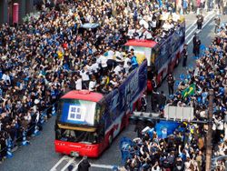 마치다역 앞 J2 우승·J1 승격 퍼레이드(2023년 11월 18일)