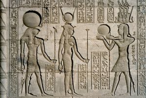 덴데라의 로마 맘미시 속에 있는 라, 하토르, 로마 황제 트라야누스 (재위: 서기 98-117년)의 부조