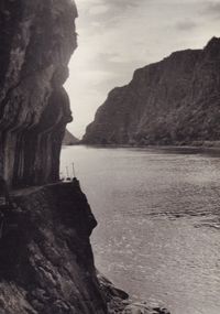 트라야누스 도로는 다뉴브강 오른쪽 강기슭 절벽을 따라 있었다. 신기두눔에서 비미나키움을 거쳐 철문을 통해 트라야누스 다리로 향하는 다뉴브강 국경선의 군사 도로는 다수의 카스트룸의 보호를 받았다. 1930년대 철문.