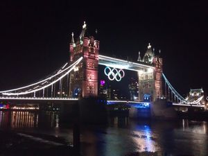 2012년 런던 올림픽 기간 동안의 타워 브리지와 올림픽 링