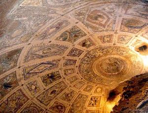 팔라티노 언덕의 Domus Livia 아래 발굴된 동굴 사진, 아마도 루페르칼일 것이다.