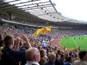 스코틀랜드 팬들이 햄던 파크 경기장에 있다.