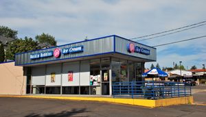 포틀랜드, 오리건의 배스킨라빈스 점포 (2013년)로, 1991–2006 로고가 2013년 8월 8일에 있었고 (2014년 중반에 폐쇄됨), 원래 모습을 유지하고 있었으며, 1960년대 체인점의 전형적인 디자인이었다