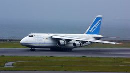 주부 국제공항에 착륙한 우크라이나 안토노프 항공 소속 An-124기. 2011년 6월.