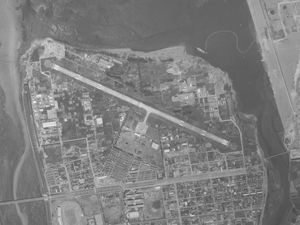 구 오이타 공항 흑백 항공 사진 (1970년 촬영)국토교통성 국토지리원 [https://mapps.gsi.go.jp/ 지도・항공 사진 열람 서비스]의 항공 사진을 기반으로 작성