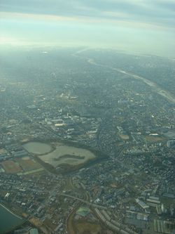 고야이케 공원의 고야이케를 상공에서 바라본 모습. 연못에 조성된 일본 열도형 인공 섬군이 보인다. 뒤쪽으로 흐르는 강은 무코 강이다.