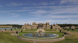 홀컴 홀. 엄격한 팔라디오 양식의 이오니아식포르티코가 있는 남쪽 파사드.