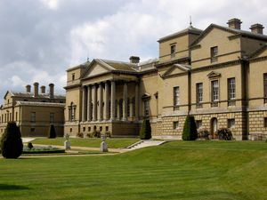 홀컴 홀. 오른쪽 위: 4개의 동일한 부속 건물 중 하나.