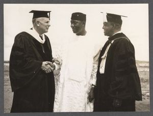 아지키웨와 존 A. 해나 박사 (왼쪽)와 조지 존슨 박사 (오른쪽), 나이지리아 대학교 캠퍼스, 1961년