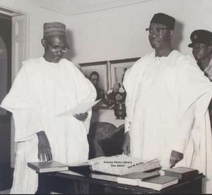 아지키웨 대통령이 1964년 총리와 내각 장관에게 취임 선서를 시키고 있다