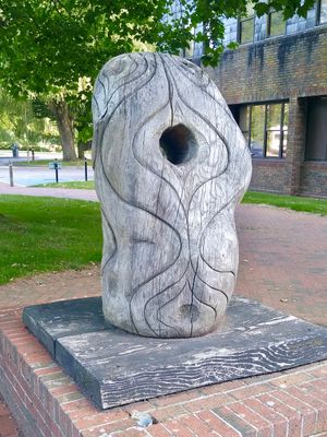 루스 휠러의 작품 Tribal – 웨이버리 자치구 의회 사무실 밖 전시