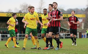 고덜밍 타운 FC(녹색과 노란색 유니폼)이 2017년 홈 경기에서 루이스 FC와 경기를 하고 있다.