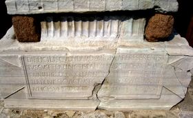 라틴어 비문(동쪽 면)