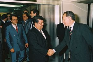 투르구트 외잘 총리와 자크 들로르 유럽 연합 집행위원회 위원장 뒤에 있는 메수트 이을마즈 외무장관