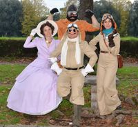 등장인물들의 코스프레(이탈리아 루카 코믹스 2012). 하단 왼쪽부터 마담 지나, 포르코 롯소, 피오 픽콜로, 상단에 만마이우토 보스.