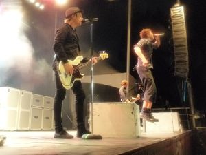 2009년 6월 캐나다 퀘벡주 쇼위니강-쉬드에서 공연 중인 심플 플랜의 데이비드 데로시에르(왼쪽), 세바스티앙 르페브르(가운데), 피에르 부비에(오른쪽).