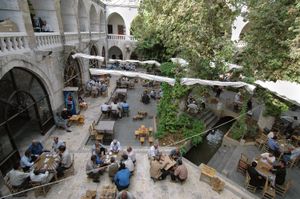 Gümrük Hanı, 또는 "세관 대상 숙소"의 안뜰