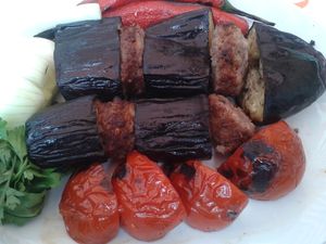 앙카라의 우르파 스타일 식당에서 제공되는 파틀르잔 케밥