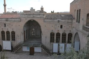 현재 미술관으로 사용되는 하즈 하피즈 가옥은 1800년대 전통적인 우르파 가옥 건축의 좋은 예시이다. 웅장한 마스타바가 중앙에 있고, 그 아래에 제르젬베 입구가 있다.