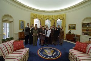 백악관 집무실에 있는 벅스 라이프 제작진