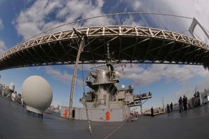 레인보우 브리지를 지나가는 미국 해군의 상륙지휘함 블루 리지