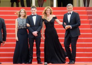 조디 포스터, 잭 오코넬, 줄리아 로버츠와 클루니가 2016년 칸 영화제에서 영화 머니 몬스터를 홍보하고 있다.