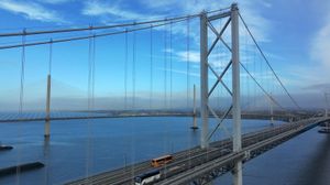 2024년 대중교통 회랑으로 운영되는 포스 로드 교. 뒤에는 포스 만을 가로지르는 더 새로운 도로교인 퀸스페리 교가 보인다.