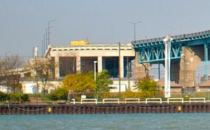 앰배서더 다리에 제안된 쌍둥이 경간에 대해 건설된 접근로