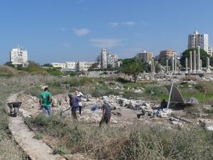 2019년 알 미나/시 유적지에서 리옹 대학교의 고고학자들