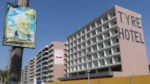 미완성된 TYRE 호텔 건물 왼쪽의 팔레스타인 Jal Al Bahar "모임"