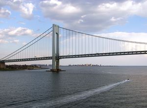 어퍼 뉴욕 만에서 바라본 베라자노 내로스 교, 멀리 코니 아일랜드가 보인다