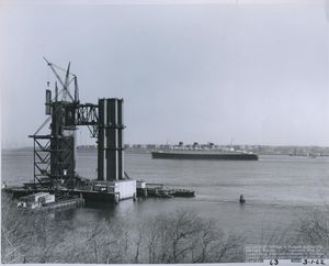 1962년 해상 여객선 RMS Queen Mary가 협수로를 통과하는 모습과 현수탑 건설 모습