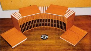 CD-ROM은 종이 백과사전의 모든 단어와 이미지, 오디오 및 비디오 클립을 쉽게 저장할 수 있다.