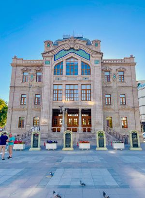 악사라이 광장에 있는 악사라이 주 정부 청사는 악사라이 광장에 있는 제1차 국가 건축 운동의 세 가지 예 중 하나이다.