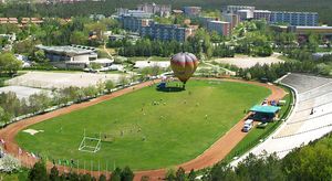 METU 캠퍼스 일부. METU 스타디움, 배경에 기숙사 일부