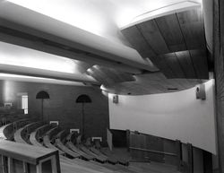 물리학과 근처의 삼중 강당