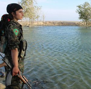 북부 시리아의 대형 저수지 옆에 있는 YPJ 병사