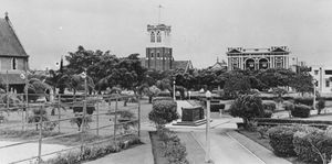 1946년, 왼쪽에는 영국 성공회, 배경에는 장로교회와 구급차 건물이 있는 Buss Park 전경