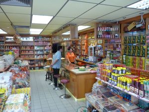 다양한 물품을 판매하는 미리의 중국 상점