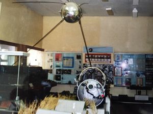 스푸트니크 1호 위성 시험 모델이 카자흐스탄 바이코누르 우주 기지 우주 역사 박물관에 전시되어 있다.