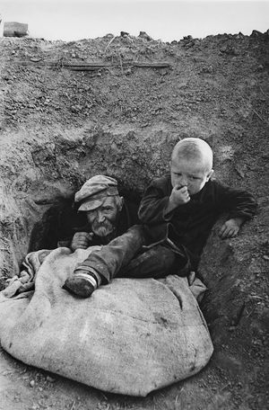 집단 농부 사벨리 스테판첸코와 그의 손자, 도라고부시 근처 마을의 주민들이 독일 군인들로부터 숨기 위해 사용한 대피소