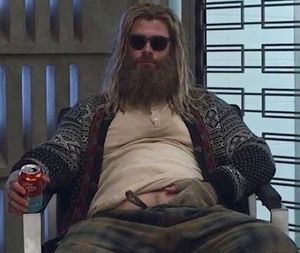 영화 어벤져스: 엔드게임(2019)에서 묘사된 뚱뚱한 토르