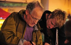 홍콩 촬영 현장에서 마이클 만 감독과 프로덕션 디자이너 가이 헨드릭스 다이어스.